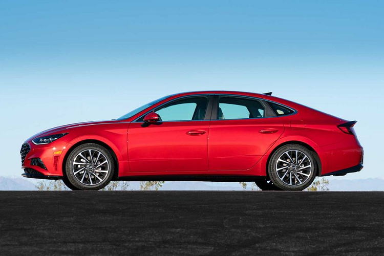 Với mức phí thuê 294 USD / tháng (6,8 triệu đồng) dựa trên mức giá niêm yết – 24.330 USD (564 triệu VNĐ) và giới hạn 10.000 dặm / năm, Sonata SE 2020 theo tính toán của CarsDirect sẽ rẻ hơn phần lớn các đối thủ như Honda Accord 2020 LX tới 318 USD (7,4 triệu đồng) hay Toyota Camry LE 2020 tới 325 USD (7,5 triệu đồng).