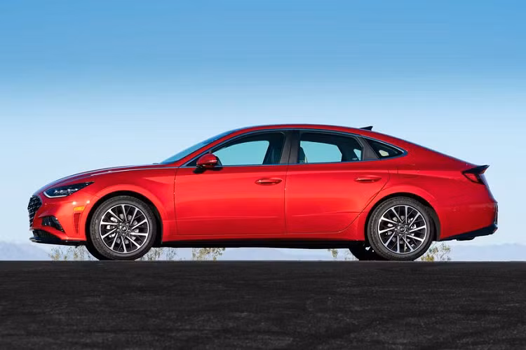 Với mức phí thuê 294 USD / tháng (6,8 triệu đồng) dựa trên mức giá niêm yết – 24.330 USD (564 triệu VNĐ) và giới hạn 10.000 dặm / năm, Sonata SE 2020 theo tính toán của CarsDirect sẽ rẻ hơn phần lớn các đối thủ như Honda Accord 2020 LX tới 318 USD (7,4 triệu đồng) hay Toyota Camry LE 2020 tới 325 USD (7,5 triệu đồng).