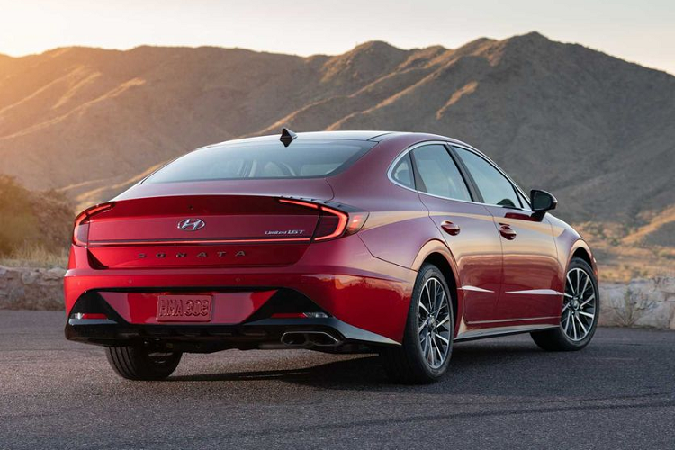 Theo kế hoạch, hãng xe Hàn Quốc sẽ cho ra mắt hai người anh em Hyudnai Sonata Hybrid và Sonata N-Line với mục tiêu thúc đẩy doanh số cho chiếc sedan này tại thị trường Mỹ.