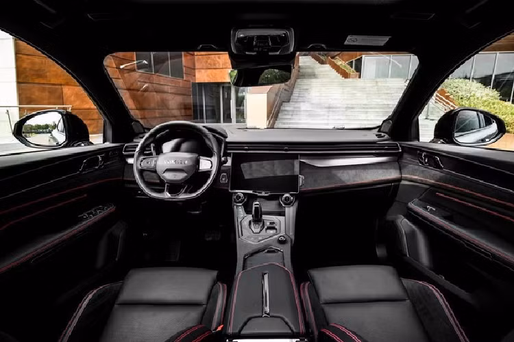 Bên trong xe, Lynk &amp; Co 05 2020 mới trang bị vô lăng ba chấu thể thao, màn hình kỹ thuật số lớn trên bảng táp lô. Bảng điều khiển trung tâm cũng được thiết kế lại và có nhiều phím bấm vật lý hơn, trong khi những đường chỉ khâu tương phản có mặt ở khắp khoang cabin.