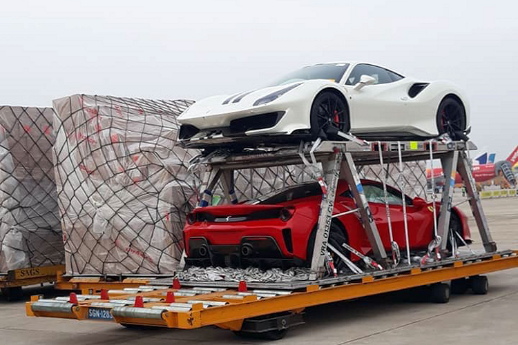 Trở lại với Ferrari 488 Pista mới, trên thị trường đây là siêu xe đối thủ cạnh tranh trực tiếp với Porsche 911 GT2 RS 2018 hay Lamborghini Huracan Performante.