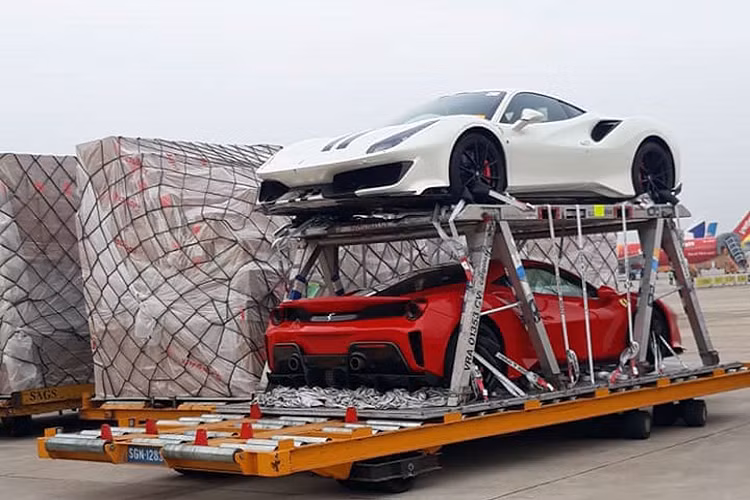 Trở lại với Ferrari 488 Pista mới, trên thị trường đây là siêu xe đối thủ cạnh tranh trực tiếp với Porsche 911 GT2 RS 2018 hay Lamborghini Huracan Performante.