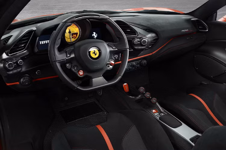 Ngoài ra, động cơ V8 dung tích 3.9L tăng áp kép được nâng cấp và tinh chỉnh để công suất đầu ra tăng thêm 49 mã lực – đạt 711 mã lực và mô-ment xoắn đạt 770Nm tăng 10Nm so với 488 GTB.