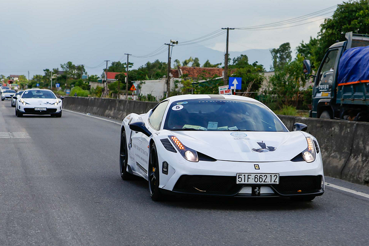 Ferrari 488 Pista đồng thời cũng là siêu xe kế nhiệm hoàn hảo cho chiếc 458 Speciale mà Ferrari đã từng giới thiệu vào năm 2013, 458 Speciale cũng là phiên bản đặc biệt mà Ferrari đã từng tạo ra để ‘’chia tay’’ dòng 458 Italia (2010 – 2015) lắp máy V8 4.5L hút khí tự nhiên, để chuyển sang dòng 488 dùng máy tăng áp V8 3.9L biturbo.
