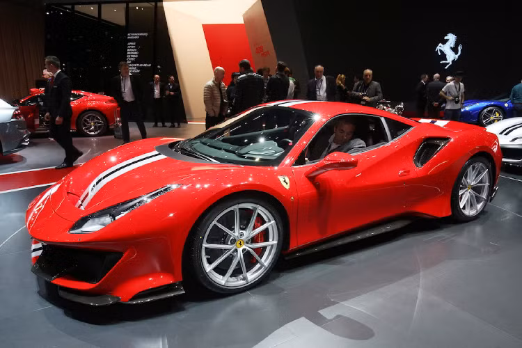 Nhờ những cải tiến về động cơ cũng như cắt giảm trọng lượng, kiểu dáng khí động hơn và ứng dụng nhiều công nghệ từ xe đua F1. 488 Pista có khả năng tăng tốc tuyệt vời khi chỉ mất 2,85 giây để tăng tốc từ 0 - 100km/h và 7,6 giây để đạt tốc độ 200km/h trước khi đạt tốc độ tối đa 340 km/h. Hiện giá xe Ferrari 488 Pista tại Việt Nam vẫn là một ẩn số.