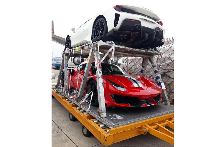 Ferrari 488 Pista mang nhiều yếu tố giúp nó khác biệt so với Ferrari 488 GTB. Trong đó, 488 Pista mới nhẹ hơn 488 GTB khoảng 90kg với trọng lượng chỉ 1,280 tấn.