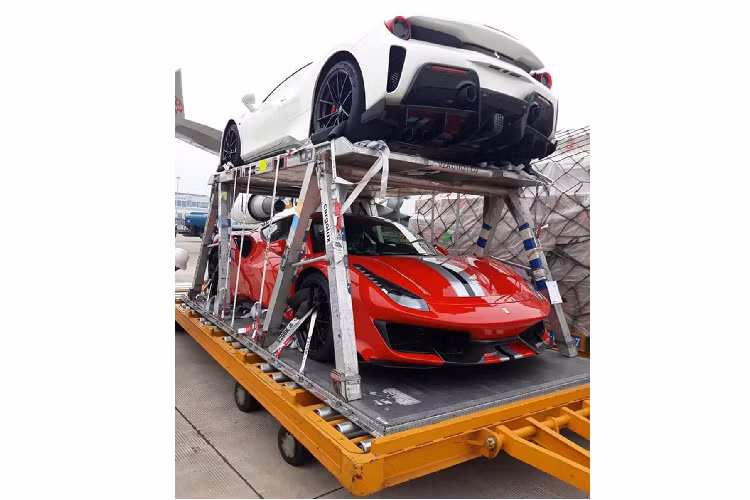 Ferrari 488 Pista mang nhiều yếu tố giúp nó khác biệt so với Ferrari 488 GTB. Trong đó, 488 Pista mới nhẹ hơn 488 GTB khoảng 90kg với trọng lượng chỉ 1,280 tấn.