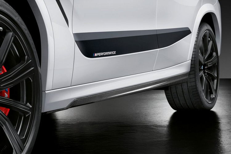 Đối với mẫu X6, bộ phụ kiện M-Performance sẽ xuất hiện với các thanh màu đen chạy ngang thân xe, cản dưới trước/sau, tất nhiên là có đi kèm cả logo M-Performance.