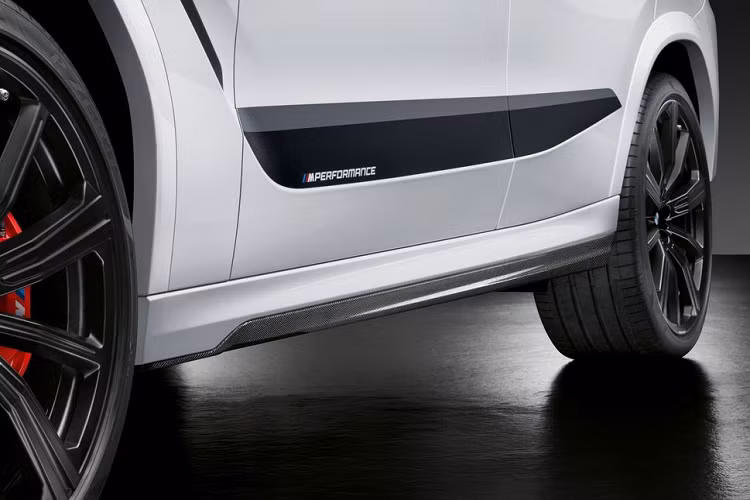Đối với mẫu X6, bộ phụ kiện M-Performance sẽ xuất hiện với các thanh màu đen chạy ngang thân xe, cản dưới trước/sau, tất nhiên là có đi kèm cả logo M-Performance.