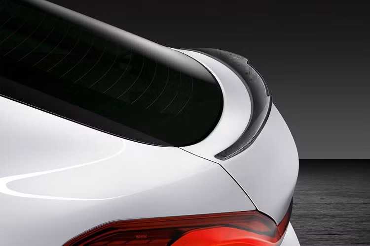 Bên cạnh đó, các trang bị mà bộ sưu tập mới này có phải kể tới như bộ thảm sàn có logo thương hiệu, bàn đạp ga/phanh bằng thép không gỉ, một số khu vực táp-lô ốp carbon (trên bộ đôi X6 và X7).