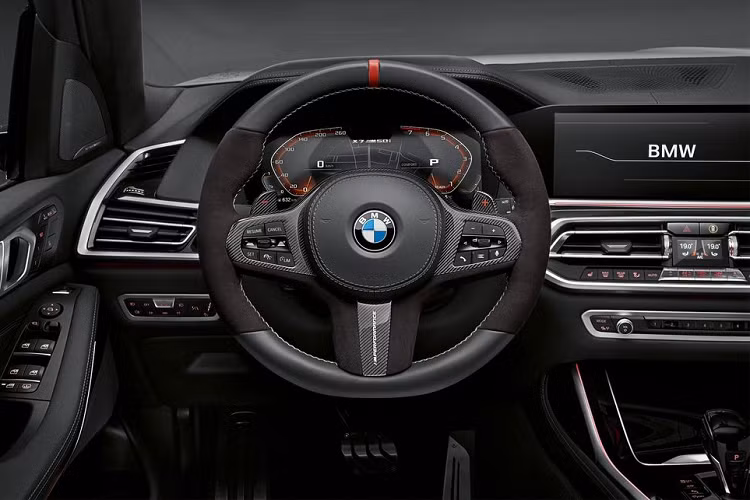 Đối với biến thể X5 M còn được tích hợp cánh gió sau sơn đen vô cùng ấn tượng và khoẻ khoắn.