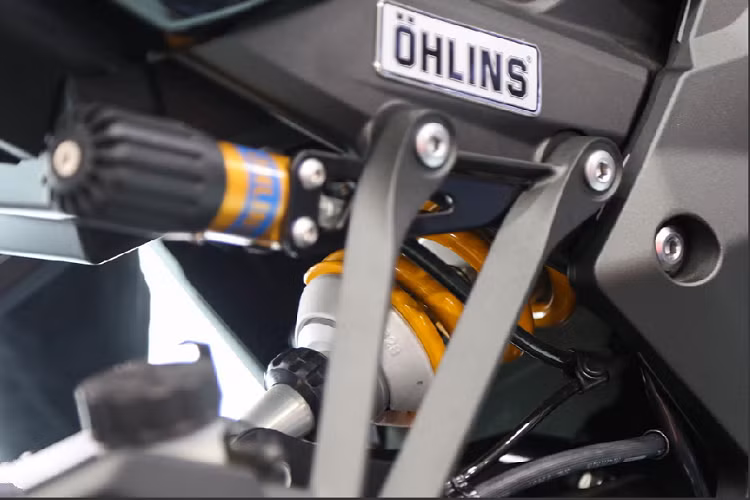 Xe sở hữu giảm xóc upside-down Showa SFF-BP đường kính 41 mm ở phía trước và giảm xóc Ohlins S46DR1S ở phía sau. Giảm xóc Ohlins và các kẹp phanh Brembo là những trang bị đáng giá của phiên bản R so với Z1000 tiêu chuẩn.