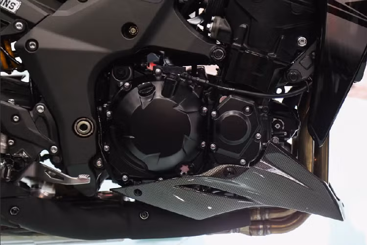 Kawasaki Z1000 R 2020 vẫn sử dụng động cơ DOHC, 4 xy-lanh, dung tích 1.043 cc, sản sinh công suất 142 mã lực tại 10.000 vòng/phút và mô-men xoắn 111 Nm tại 7.300 vòng/phút. Xe được trang bị hộp số côn tay 6 cấp.