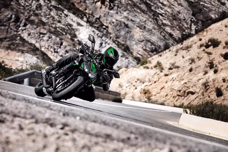 Bảng đồng hồ cũng được cập nhật lại màu sắc của đèn cảnh báo hộp số giúp người lái cảm nhận tốt hơn.