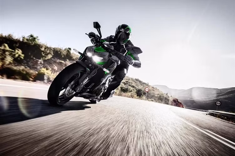 Sau Z1000, thương hiệu môtô đình đám Nhật Bản lại tiếp tục vén màn mẫu Kawasaki Z1000 R 2020 mới với một số nâng cấp nhỏ.