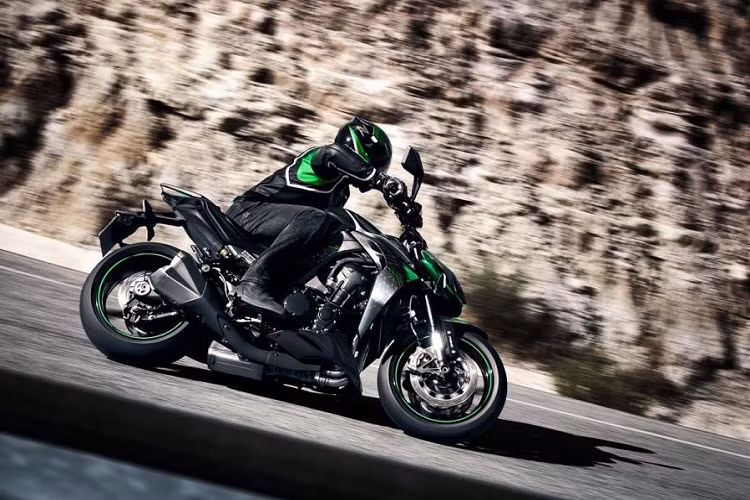 Giá xe Kawasaki Z1000 R 2020 sẽ được bán ra từ tháng 11 năm nay ở mức từ 13.500 USD tại Nhật (khoảng 313 triệu đồng). Tại Việt Nam, Z1000 R đời hiện hành đang được bán với giá 439 triệu đồng.