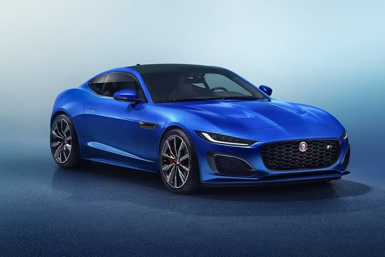 Tuy nhiên, động cơ V8 sẽ không xuất hiện tại thị trường Mỹ mà thay vào đó là khối máy siêu nạp V6 3.0 lít, sản sinh công suất 380 mã lực và 459 mô-men xoắn cực đại. Tuy không mạnh mẽ bằng khối V8 nhưng model này xuất hiện cùng hệ dẫn động AWD tiêu chuẩn cũng như hệ thống vi sai chống trượt và kiểm soát lực kéo. Hiện tại, giá xe Jaguar F-Type 2021 đã chính thức “lên kệ” tại thị trường Anh với giá bán từ 54 060 Bảng (tương đương hơn 1,6 tỷ đồng).