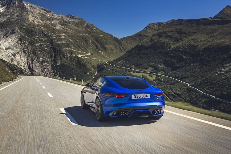 Khoang nội thất của mẫu xe thể thao Jaguar F-Type 2021 xuất hiện với lối bố trí tương tự model hiện tại tuy nhiên sự chú ý được hướng tới một đồng hồ kĩ thuật điện tử 12.3-inch mới và hệ thống thông tin giải trí Touch Pro tích hợp Android Auto và Apple CarPlay.