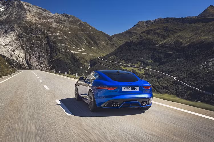 Khoang nội thất của mẫu xe thể thao Jaguar F-Type 2021 xuất hiện với lối bố trí tương tự model hiện tại tuy nhiên sự chú ý được hướng tới một đồng hồ kĩ thuật điện tử 12.3-inch mới và hệ thống thông tin giải trí Touch Pro tích hợp Android Auto và Apple CarPlay.