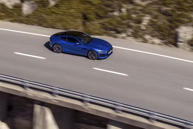 Bên dưới nắp capo là khối máy 2.0 lít 4 xy lanh có sử dụng Turbo, cho công suất cực đại lên tới 296 mã lực và 400 Nm mô-men xoắn. Sức mạnh này cho phép Jaguar F-Type tăng tốc từ 0 lên 96 km/h chỉ trong 5,4 giây, trước khi cán tốc độ tối đa 250 km/h.