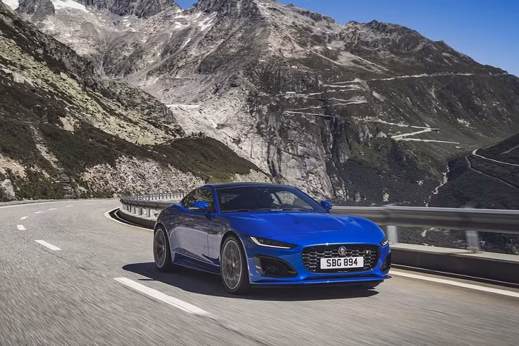 Trên phiên bản cập nhật này, có thể dễ dàng nhận thấy thiết kế mặt trước “hung dữ” hơn với chiếc lưới tản nhiệt hình tổ ong cỡ lớn. Tổng thể khuôn mặt của Jaguar F-Type 2021 mới cũng trở nên lạnh lùng hơn với cụm đèn pha thuôn dài và các khe hút gió thể thao.