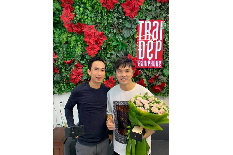 Ca sy Ung Hoang Phuc bo 99 trieu mua iPhone 11 Pro Max-Hinh-2