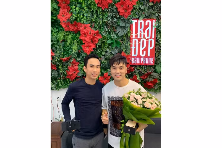 Ca sy Ung Hoang Phuc bo 99 trieu mua iPhone 11 Pro Max-Hinh-2