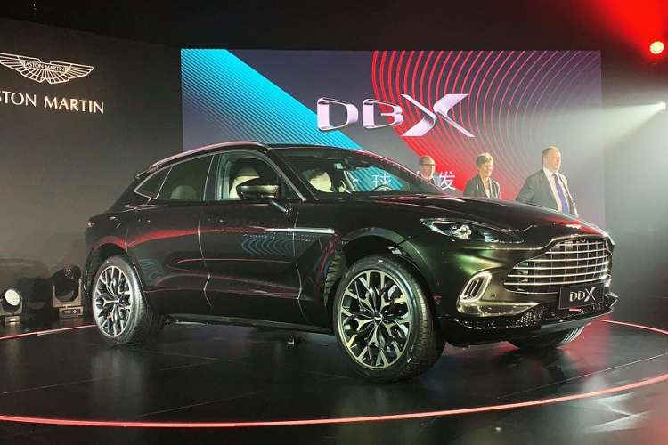 Một trong hai chiếc SUV xuất hiện với màu sơn Minotaur Green, một màu sơn lần đầu được Aston Martin giới thiệu đến thế giới. Màu sơn trên siêu SUV Aston Martin DBX này được hoàn thiện theo dạng metallic với nước sơn bóng bẩy, cùng với đó là nhiều hạt ánh kim sẽ nổi lên khi có sự tiếp xúc trực tiếp của ánh sáng.