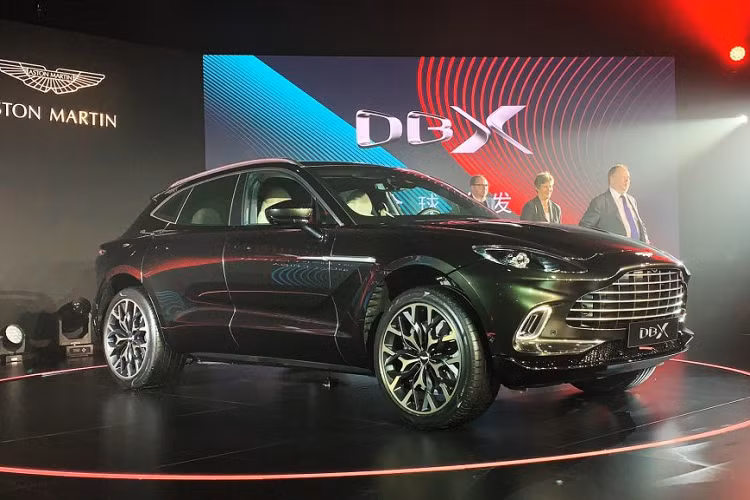 Một trong hai chiếc SUV xuất hiện với màu sơn Minotaur Green, một màu sơn lần đầu được Aston Martin giới thiệu đến thế giới. Màu sơn trên siêu SUV Aston Martin DBX này được hoàn thiện theo dạng metallic với nước sơn bóng bẩy, cùng với đó là nhiều hạt ánh kim sẽ nổi lên khi có sự tiếp xúc trực tiếp của ánh sáng.