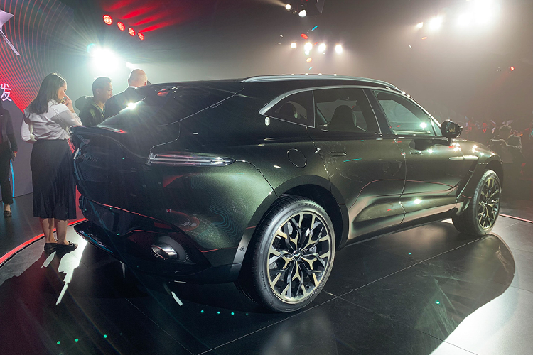 Bên trong, cả hai chiếc siêu SUV Aston Martin DBX 2020 mới này đều được lên cấu hình theo phong cách “sang trọng”. Toàn bộ nội thất của hai xe được bọc da cao cấp với tông màu kem làm chủ đạo. Chiếc DBX màu Satin Solar Bronze được thêm một số khu vực tương phản như lưng ghế, vô-lăng, nửa trên táp-lô,… được bọc da màu xanh dương.