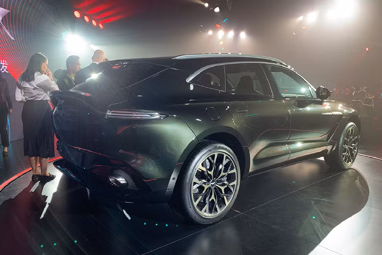 Bên trong, cả hai chiếc siêu SUV Aston Martin DBX 2020 mới này đều được lên cấu hình theo phong cách “sang trọng”. Toàn bộ nội thất của hai xe được bọc da cao cấp với tông màu kem làm chủ đạo. Chiếc DBX màu Satin Solar Bronze được thêm một số khu vực tương phản như lưng ghế, vô-lăng, nửa trên táp-lô,… được bọc da màu xanh dương.