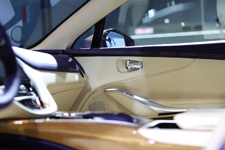 Ở chiều cao tối đa, khoảng sáng gầm mà chiếc crossover thể thao này đạt được lên đến 234 mm. Hệ thống treo chủ động này còn có khả năng điều chỉnh độ cứng và hạn chế độ lật của thân xe nhằm cải thiện khả năng vận hành.