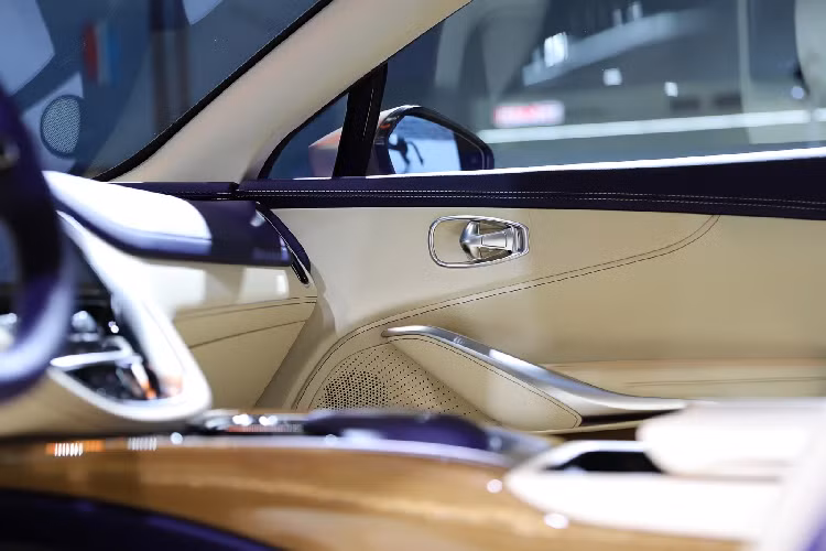 Ở chiều cao tối đa, khoảng sáng gầm mà chiếc crossover thể thao này đạt được lên đến 234 mm. Hệ thống treo chủ động này còn có khả năng điều chỉnh độ cứng và hạn chế độ lật của thân xe nhằm cải thiện khả năng vận hành.