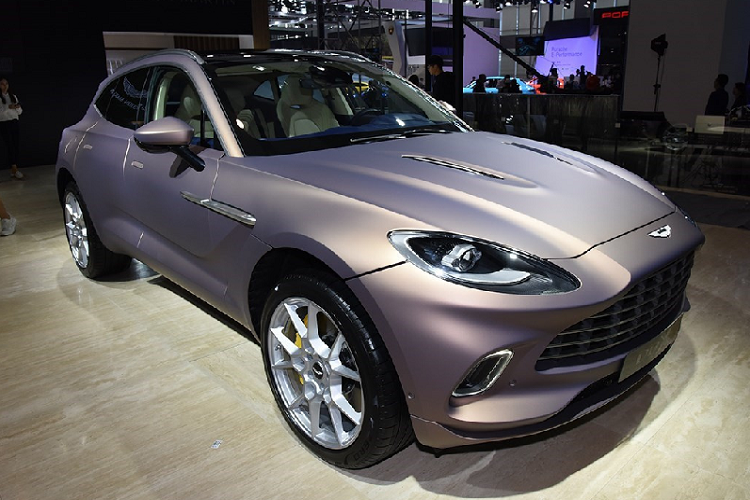 Sắc xanh lá ở đây có phần đậm hơn so với màu sơn Appletree Green trước đây nhưng lại không xanh nhiều bằng màu sơn huyền thoại Bristish Racing Green. Xe được trang bị bộ mâm đa chấu, sơn hai màu bạc – đen với những họa tiết xếp chồng lên nhau. Viền của sổ được, ống xả và lưới tản nhiệt được mạ crom.