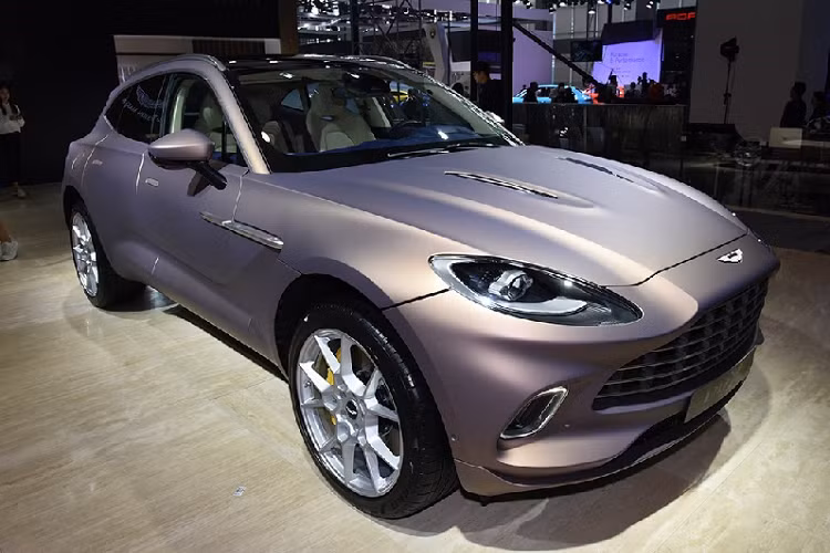 Sắc xanh lá ở đây có phần đậm hơn so với màu sơn Appletree Green trước đây nhưng lại không xanh nhiều bằng màu sơn huyền thoại Bristish Racing Green. Xe được trang bị bộ mâm đa chấu, sơn hai màu bạc – đen với những họa tiết xếp chồng lên nhau. Viền của sổ được, ống xả và lưới tản nhiệt được mạ crom.