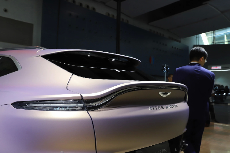 Trên DBX, khối động cơ V8 tăng áp kép, dung tích 4.0 lít do AMG cung cấp tạo ra công suất cực đại 542 mã lực và mô-men xoắn 700 Nm. Không chỉ mạnh, động cơ này còn được tích hợp nhiều công nghệ nhằm kiểm soát khí thải và tiết kiệm nhiên liệu.