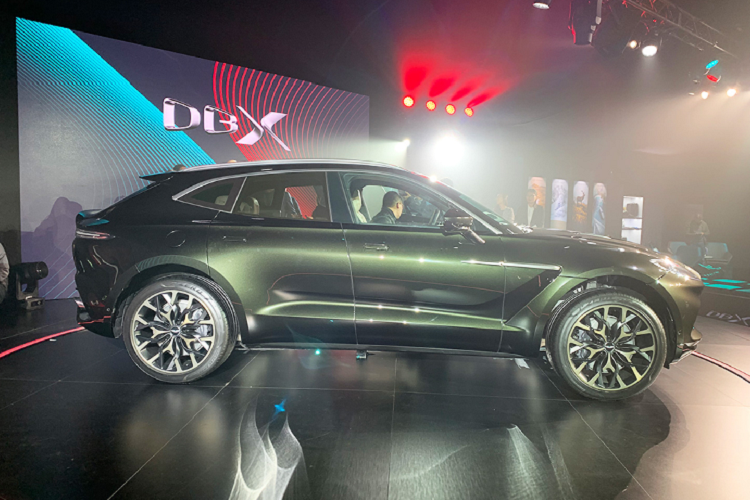 Một số chi tiết ở trung tâm nội thất cũng như cửa xe được ốp gỗ. Có thể thấy, Aston Martin sẽ cung cấp cửa sổ trời toàn cảnh dưới dạng tiêu chuẩn cho bất cứ chiếc DBX nào xuất xưởng.