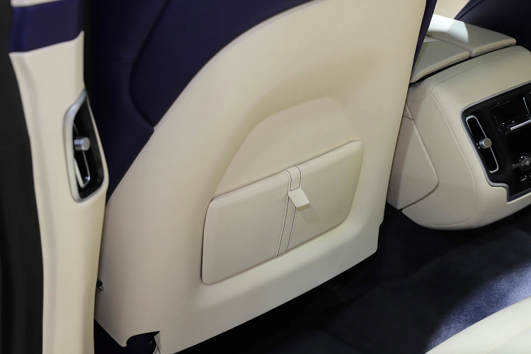 DBX được trang bị hệ thống treo khí nén ba khoang, nhờ đó mà xe có thể nâng gầm cao hơn gần 45 mm hoặc hạ sát xuống 50 mm tùy thuộc vào chế độ lái mà bạn chọn.