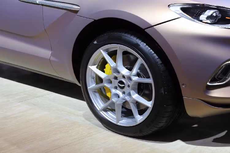 Ở hàng ghế sau, xe được trang bị cấu hình năm ghế và có khoảng duỗi chân rộng rãi nhất trong phân khúc SUV siêu thể thao. Hành khách ở khoang sau có thể điều chỉnh điều hòa thông qua một bảng điều khiển cảm ứng đặt giữa hai ghế trước. Ngoài gỗ, vật liệu nhôm cũng được sử dụng. Ghế ngồi trên xe sẽ được tích hợp chức năng sưởi, thông gió và chỉnh điện.