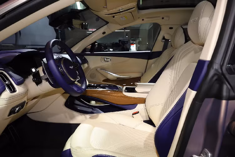 Aston Martin DBX có thể tăng tốc lên 100 km/h trong chỉ 4,3 giây và tốc độ tối đa đạt 300 km/h. Xe sử dụng hộp số tự động 9 cấp, hệ dẫn động bốn bánh toàn thời gian với vi sai trung tâm chủ động và vi sai chống trượt cho cầu sau.