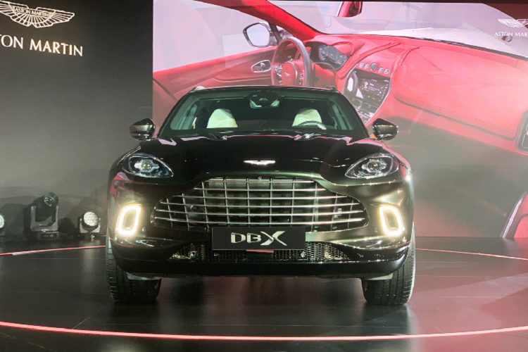 Ngoài ra, còn một chiếc DBX còn lại sở hữu màu sơn xám vàng hồng, hoàn thiện mờ, được Aston Martin đặt tên là Satin Solar Bronze. Màu sơn này chỉ được cung cấp thông qua bộ phận cá nhân hóa Q Palette. Màu sơn xám mờ này có phần ngả hồng và đồng khi được ánh sáng tác dụng vào, tùy vào góc độ ánh sáng mà sẽ cho ra màu sắc khác nhau. Xe được trang bị bộ mâm mười chấu, sơn bạc, hệ thống ống xả được sơn đen bóng.