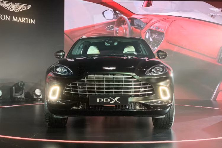 Ngoài ra, còn một chiếc DBX còn lại sở hữu màu sơn xám vàng hồng, hoàn thiện mờ, được Aston Martin đặt tên là Satin Solar Bronze. Màu sơn này chỉ được cung cấp thông qua bộ phận cá nhân hóa Q Palette. Màu sơn xám mờ này có phần ngả hồng và đồng khi được ánh sáng tác dụng vào, tùy vào góc độ ánh sáng mà sẽ cho ra màu sắc khác nhau. Xe được trang bị bộ mâm mười chấu, sơn bạc, hệ thống ống xả được sơn đen bóng.