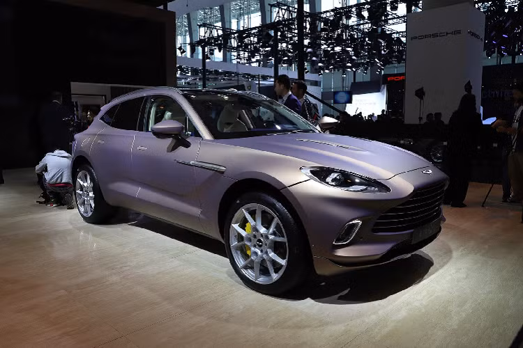 Giá xe Aston Martin DBX bán ra khởi điểm từ 189.900 USD, xe sẽ bắt đầu có mặt trên thị trường vào nửa đầu năm sau.