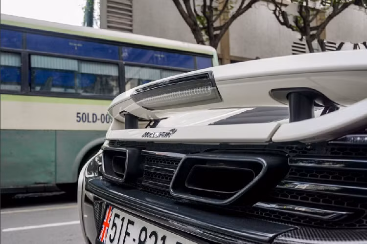 McLaren 650s Spider được trang bị khối động cơ M838T V8 tăng áp kép, sản sinh công suất cực đại 650 mã lực và mô men xoắn cực đại đạt 678 Nm. Xe có khả năng tăng tốc từ 0-100 km/h trong vòng 3 giây, 0-200 km/h trong vòng 8,6 giây và có tốc độ tối đa là 329 km/h.