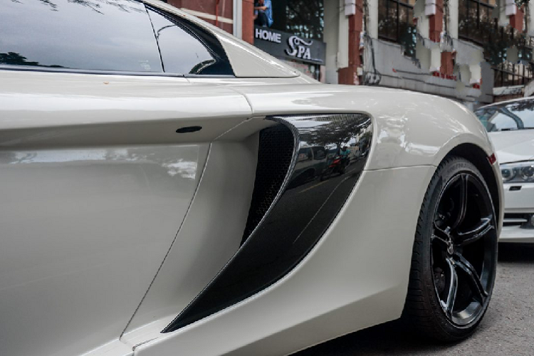 Một số trang bị đáng chú ý khác trên xe còn phải kể đến đó là hệ thống định vị IRIS, kết nối Bluetooth, điều khiển bằng giọng nói,… Toàn bộ nội thất của chiếc McLaren 650s Spider trong bài viết được bọc da Alcantara đắt tiền đi kèm với những đường chỉ khâu màu cam. Đuôi xe được tích hợp các dải đèn LED báo hiệu hiện đại, cánh gió của xe có thể điều chỉnh bằng nút bấm.