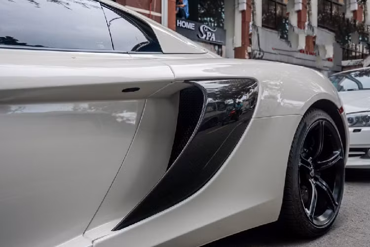 Một số trang bị đáng chú ý khác trên xe còn phải kể đến đó là hệ thống định vị IRIS, kết nối Bluetooth, điều khiển bằng giọng nói,… Toàn bộ nội thất của chiếc McLaren 650s Spider trong bài viết được bọc da Alcantara đắt tiền đi kèm với những đường chỉ khâu màu cam. Đuôi xe được tích hợp các dải đèn LED báo hiệu hiện đại, cánh gió của xe có thể điều chỉnh bằng nút bấm.