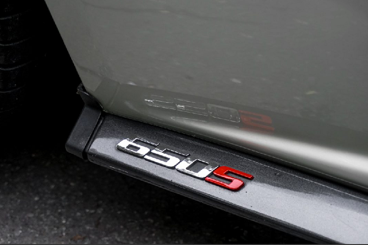 Đuôi xe được tích hợp các dải đèn LED báo hiệu hiện đại, cánh gió của xe có thể điều chỉnh bằng nút bấm hoặc tự động nhô cao điều khiển luồng khí khi xe di chuyển ở tốc độ cao. Hai ống xả của xe được đặt tương đối cao và chia làm hai họng xả chính nằm ở vị trí trung tâm của phần đuôi xe.