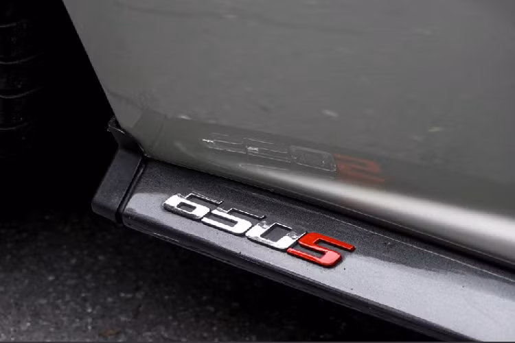 Đuôi xe được tích hợp các dải đèn LED báo hiệu hiện đại, cánh gió của xe có thể điều chỉnh bằng nút bấm hoặc tự động nhô cao điều khiển luồng khí khi xe di chuyển ở tốc độ cao. Hai ống xả của xe được đặt tương đối cao và chia làm hai họng xả chính nằm ở vị trí trung tâm của phần đuôi xe.