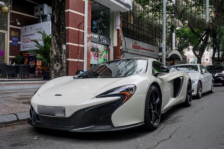 Xuất hiện trong bài viết chính là một trong những chiếc McLaren đầu tiên được đưa về nước và thuộc phiên bản 650s Spider với số lượng xe đông đảo nhất. Sau nhiều lần đổi màu bằng nhiều phương pháp khác nhau thì cuối cùng chủ nhân đã quyết định giữ lại lớp sơn trắng tinh tế cho toàn bộ ngoại thất, kết hợp cùng một số chi tiết được sơn đen tạo điểm nhấn.