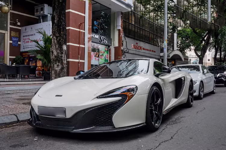 Xuất hiện trong bài viết chính là một trong những chiếc McLaren đầu tiên được đưa về nước và thuộc phiên bản 650s Spider với số lượng xe đông đảo nhất. Sau nhiều lần đổi màu bằng nhiều phương pháp khác nhau thì cuối cùng chủ nhân đã quyết định giữ lại lớp sơn trắng tinh tế cho toàn bộ ngoại thất, kết hợp cùng một số chi tiết được sơn đen tạo điểm nhấn.